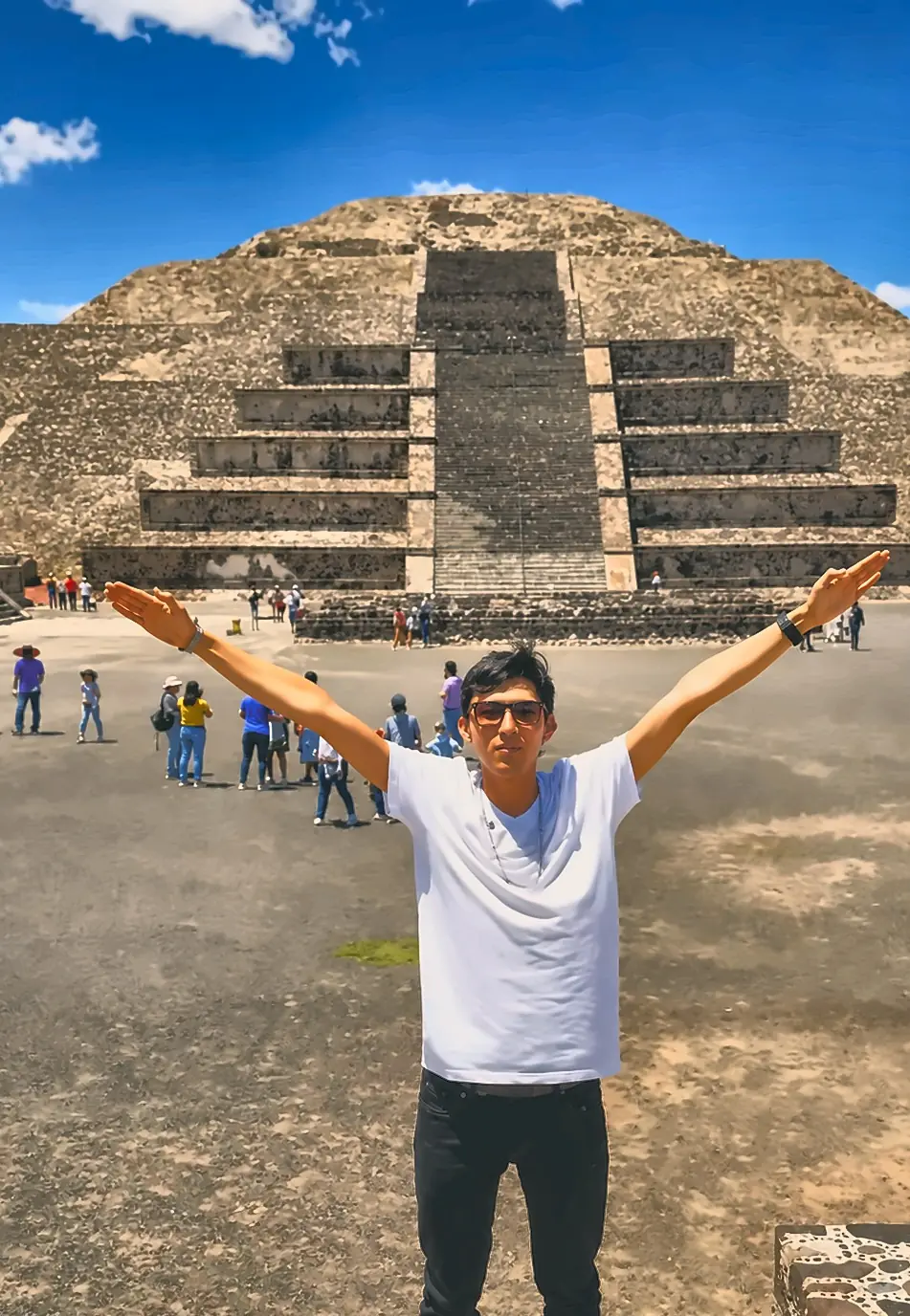 Brazos abiertos frente a la Pirámide de la Luna, Teotihuacán