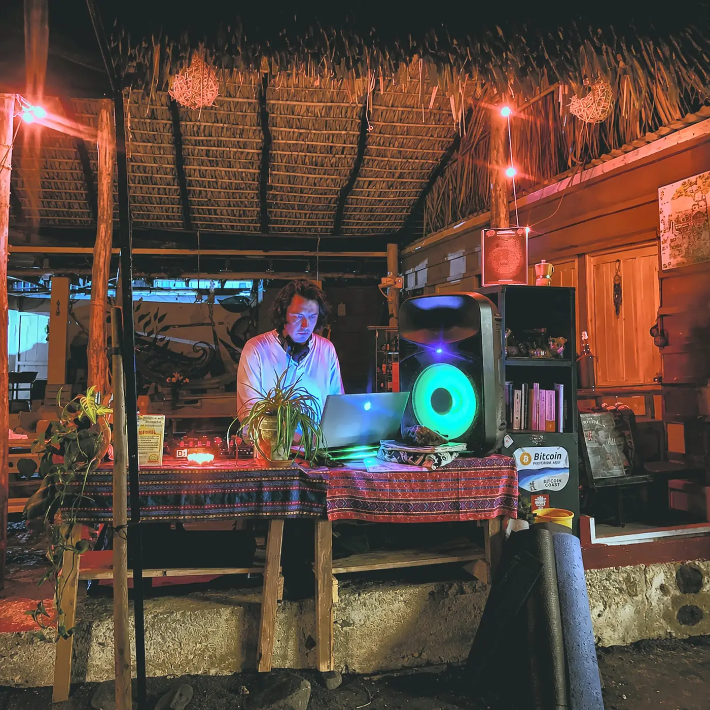 Zeb Dehn en set DJ bajo palapa de noche